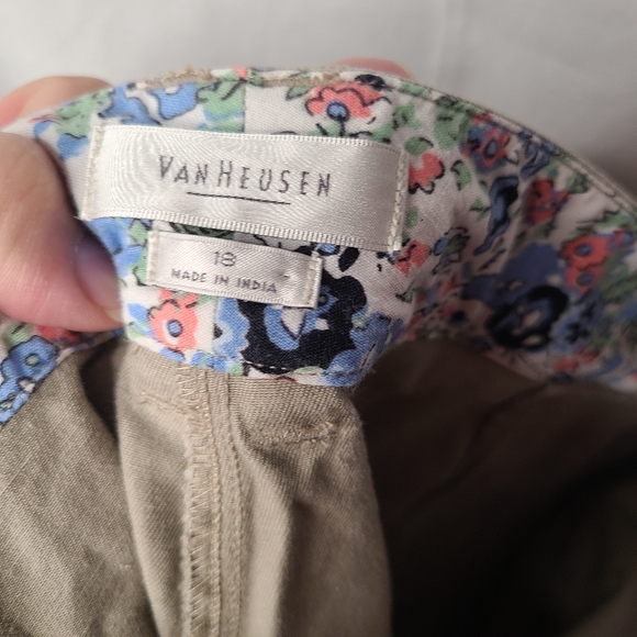 2 Pair Van Heusen straight fit Capris size 18 one blue and one khaki pair - Picture 12 of 13